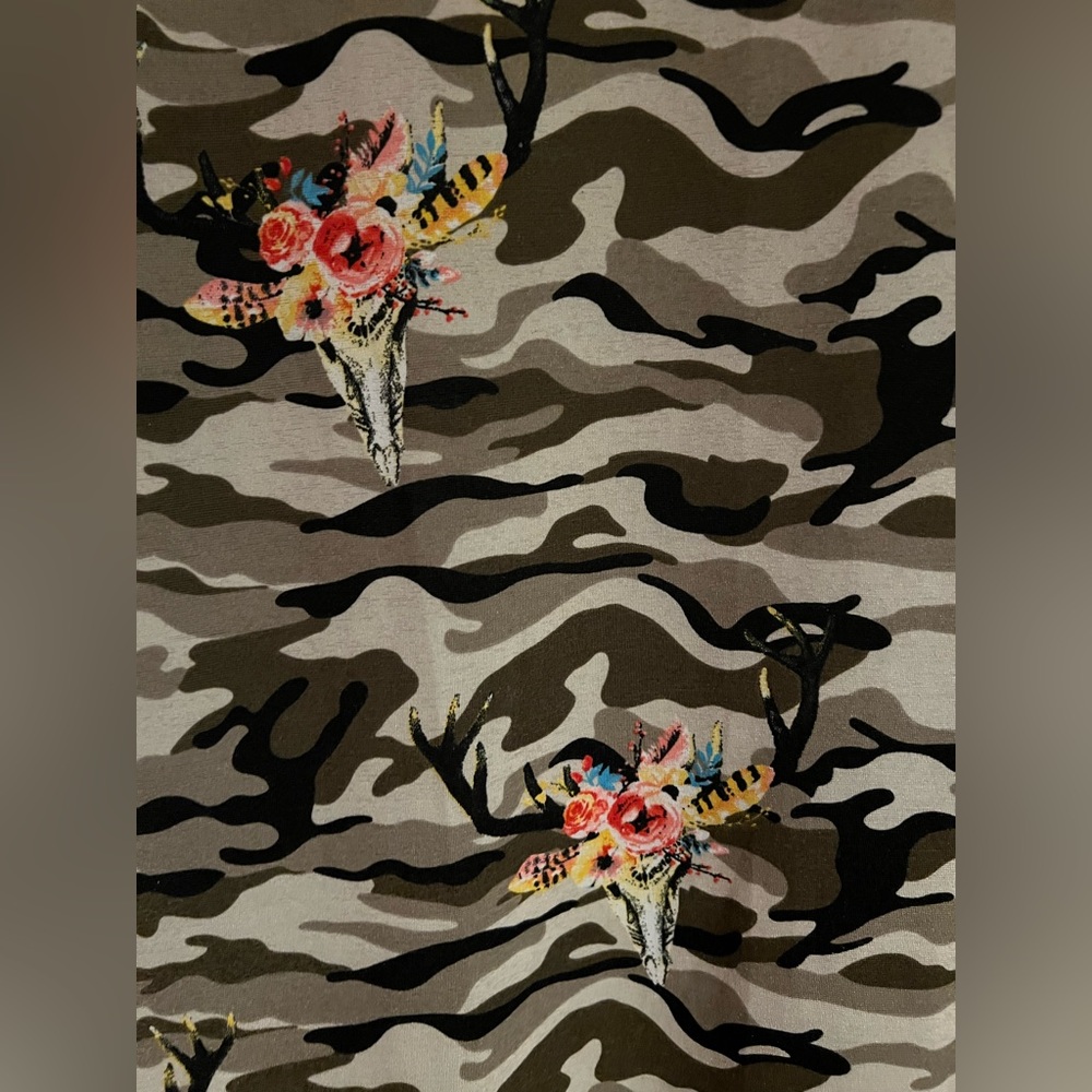 Southern Stitch open vest, long, camo with deer skull, flowers, size s-m